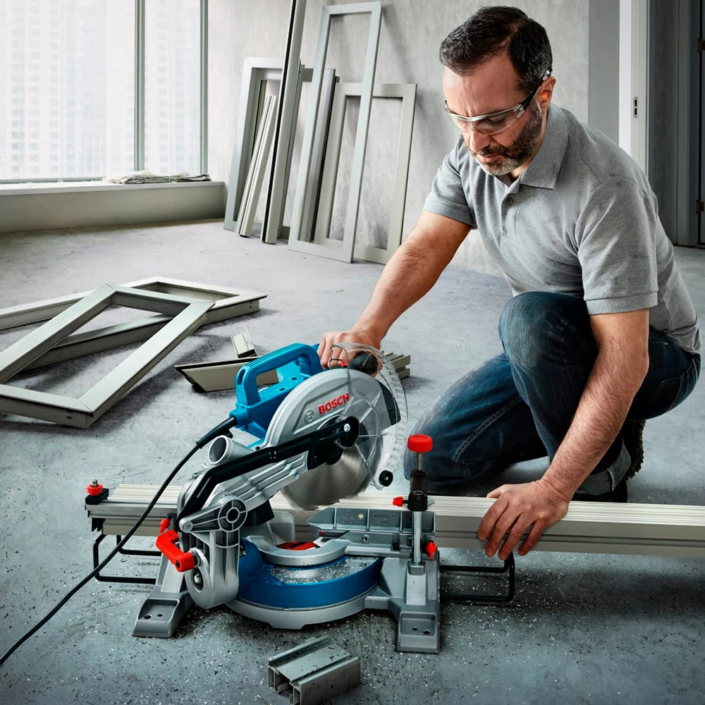 Пила торцовочная Bosch GCM 216 3