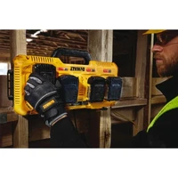 Зарядное устройство DeWALT DCB104-QW